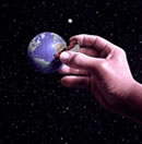 Ένα ανθρώπινο χέρι κρατά ένα κομμάτι από τη Γη.