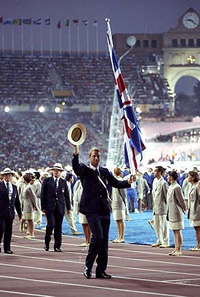 Ο Σερ Steve Redgrave σημαιοφόρος της Βρετανικής αποστολής στου Ολυμπιακούς Αγώνες.
