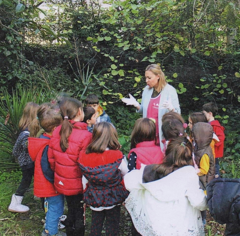 Εικόνα από το μάθημα μικρών μαθητών με τη δασκάλα του έξω στη φύση (Αθηνά Δερμεντζή).
