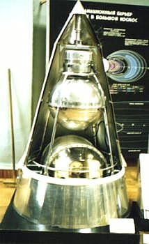 Ένα μοντέλο του πυραύλου Σπούτνικ 2 παρουσιάζεται στο Μουσείο Πολυτεχνικών Επιστημών στη Μόσχα, στο κέντρο σου στο κάτω μέρος απεικονίζεται και η Λάικα.