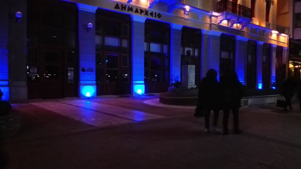 Παγκόσμια ημέρα αυτισμού στη Χαλκίδα (2 Απριλίου 2019) - To Δημαρχείο φωτίζεται με μπλε φως.