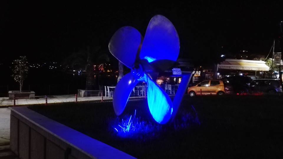 Παγκόσμια ημέρα αυτισμού στη Χαλκίδα (2 Απριλίου 2019) - To κτίριο ΟΛΝΕ (Οργανισμός Λιμένων Νήσου Ευβοίας) φωτίζεται με μπλε φως.